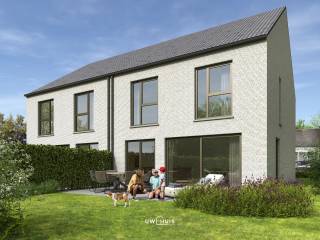 In de Bremstraat, centraal en toch rustig gelegen, bevindt zich dit nieuwbouwproject op een perceel van ca. 380 m². Ideaal voor wie op zoek is naar een woning die nog volledig naar eigen wensen kan worden vormgegeven.
De indeling voorziet een open en lichtrijke leefruimte met keuken, gericht op de tuin. Een inpandige garage en praktische bergruimte kunnen perfect geïntegreerd worden. Op de verdieping is er plaats voor drie volwaardige slaapkamers en een badkamer. De zolder wordt casco voorzien en kan ingericht worden als extra slaapkamer, bureau of hobbyruimte.
De woning wordt gebouwd met oog voor energiezuinigheid (E-peil max. 30), met o.a. een lucht-water warmtepomp, vloerverwarming, HR PVC-ramen en mogelijkheid tot zonnepanelen. Materialen en afwerking zijn volledig bespreekbaar.
Aankoop in winddichte ruwbouw is eveneens mogelijk.
Een flexibel en toekomstgericht project in samenwerking met LOEMAN Woningbouw.
Prijs exclusief kosten.
Interesse? Contacteer ons via 052/46.38.03 of info@uw-huis.be.
