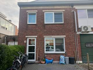 Zeer praktische, volledig ingerichte, instapklare halfopen woning in rustige woonwijk te Sint-Katelijne-Waver (Onze-Lieve-Vrouw-Waver). Ideaal voor jong gezin met 2 of 3 kindjes; ook als investering. Dichtbij centrum, winkels, vrijetijdsbesteding, sport, bos, kinderopvang en school en openbaar vervoer allemaal op wandelafstand en toch rustig gelegen. Gelijkvloers: ruime living, ingerichte keuken met nieuwe afwasmachine en nieuwe kookplaat, aansluitend berging voor wasmachine, droogkast, extra ijskast, diepvriezer, voorraad en aparte wc.<br />Living vloer en boven vloeren met laminaat, badkamer, keuken, berging, wc vloeren betegeld.<br />Op 1ste verdiep: 2 ruime slaapkamers met 2-persoonsbed, badkamer met lavabo, bad (douche in bad) en wc. Nog 2 kleinere kamers voor dressing en/of babykamer of bureau (of veranda/terras achteraan op 1ste nog te maken).<br />Zolder ook volledig ingericht voor grote slaapkamer (master bedroom). Overal centrale verwarming met een nieuwe hoge-rendement condensatieketel op gas geplaatst in 2022. Geen kelder, geen tuin. Weinig onderhoud, ideaal voor hardwerkende mensen, alles optimaal benut. Wel ruime oprit voor de woning voor grote auto en fietsen, mogelijkheid voor carport. KI: 458 euro. Grondoppervlakte: 83 m², bewoonbare oppervlakte: 117 m².