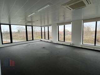 Cet immeuble de bureaux récent offre une combinaison de bureaux modernes de +/- 431 m² à louer. En outre, le bâtiment dispose d'un parking...