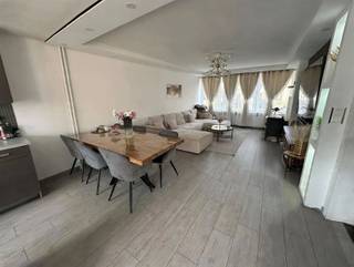 <p><span>Rustig gelegen halfopen bebouwing met 4 slaapkamers, 2 badkamers, mooie tuin met tuinhuis en opzij gelegen garagebox, dichtbij winkels, openbaar vervoer, school, park en invalswegen A12 en E19.</span></p><p><span> </span></p><p><span>Beschrijving:</span></p><p><span> </span></p><p><span>Glvl: berging /CV ruimte , inkomhal,  iets lager gelegen douchekamer, berging,  badkamer met groot ligbad, toilet, badkamermeubel met dubbele lavabo, grote leefruimte, open ingerichte  keuken, terras, mooie tuin met tuinberging en garagebox</span></p><p><span>+1: 4 slaapkamers </span></p><p><span> </span></p><p><span> </span></p><p><span>Troeven:</span></p><p><span> </span></p><p><span>+ rustige ligging</span></p><p><span>+ goede mobiliteit</span></p><p><span>+ 4 slaapkamers</span></p><p><span>+ twee badkamers</span></p><p><span>+ mooi tuin met tuinhuis</span></p><p><span>+ garagebox</span></p><p><span> </span></p><p><span> </span></p><p><span>Kom niet 'TE LAET' en maak een afspraak via info@immodelaet.be of 03/644.00.88.</span></p><p><span> </span></p><p><span> </span></p>