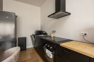 <p><strong>Dit gerenoveerd tweeslaapkamer appartement ligt </strong>in een comfortabele woonomgeving te Deurne-Zuid omringt door parken, sportfaciliteiten, bib Arena, scholen en winkels. Je geniet van een uitstekende bereikbaarheid vlakbij invalswegen en het openbaar vervoer.</p><p><br /></p><p><strong>Het lichtrijk appartement is gelegen op de eerste verdieping in een verzorgd gebouw. </strong>De indeling bestaat uit: een prachtige open leefruimte met hoge plafonds en grote raampartijen voor natuurlijk lichtinval op de houten vloer - een volledig uitgeruste, moderne, matzwarte keuken - een ruim zitgedeelte - een apart toilet - een technische berging dat tevens dienst doet als wasplaats - een badkamer met inloopdouche - een zeer ruime slaapkamer - een kleinere maar volwaardige slaapkamer met privéterras uitkijkend op de mooie tuin en veel privacy - een kelderberging - een fietsenstalling op de verharde voortuin</p><p><br /></p><p><strong>Ideaal voor </strong>investeerders die op zoek zijn naar een zorgeloze aankoop. De woning is momenteel verhuurd met geregistreerd huurcontract. Ook starters, jonge gezinnen, huiseigenaars die weer kleiner wensen te wonen zullen hier zeker hun thuis vinden.</p><p><br /></p><p><strong>Troeven: </strong>Gerenoveerd en hip - Zeer lage algemene kosten - Nieuwe dakbedekking sinds 2023 - Rustige straat</p>