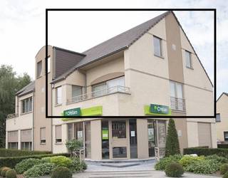 Mol Rauw : ruim duplex appartement (162,91 m²) voorzien van inkomhal, toilet, open keuken met woonkamer, berging. Op het verdiep vinden we 3 slpks, badkamer voorzien van bad, aparte douche en toilet. Zolderruimte kan als aparte berging gebruikt worden. Op wandelafstand bevinden zich de Molse zandputten, de Kempische golfclub, tenniscub tc Field.