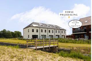 ‼️ONGEZIENE STERKE PRIJSDALING voor deze 2 laatste exclusieve nieuwbouwwoningen onmiddellijk beschikbaar met 4 slaapkamers op den buiten in een kleinschalige prachtige buurt. Prijs inclusief btw, registratierechten en volledig geschilderd tot in de prachtige zolderkamer. Het project en de site zijn ondertussen volledig afgewerkt.<br /><br />Een landelijke nieuwbouwwoning met zichten op de heuvels en gelegen in een klein aangelegd parkje. <br /><br />Een aanrader als u op zoek bent naar een volledige instapklare woning dat onmiddellijk beschkibaar is, een gezellige groene omgeving, toffe mensen en een kleinschalig kwalitatief nieuwbouwproject van een vertrouwenspartner. Je kent het zeker...zo een familie bedrijf dat al jaren actief is en dat je onmiddellijk een goed gevoel geeft. <br /><br />Een veilige omgeving: hier kom je sowieso tot rust met de prachtige zichten, de bloemperken, de bomen, het beekje, de bankjes, de schaapjes, het nieuw aangelegd wandel en fietspad waardoor je op amper 5min in het centrum staat.  Een fantastische en knusse locatie waar het rustig en goed wonen is met in totaal 7 woningen en 8 appartementen. <br /><br />Kom dan zeker eens een bezoek brengen aan onze model woning. Volledig instapklaar, alles inbegrepen in deze scherpe prijs zodat u snel en comfortabel kan verhuizen. Helemaal klaar voor de toekomst met zonnepanelen, vloerverwarming en een lucht-water warmtepomp. E-peil 20 waardoor u kortingen krijgt op het betalen van uw onroerende voorheffing in de eerste 5 komende jaar. <br /><br />Het terras en de tuin, daar kan u dan ook onmiddellijk uw tuinmeubels zetten en volop genieten. De privatieve carport en de extra berging zijn tevens inclusief in de prijs. <br /><br />Alle informatie en plannen zijn beschikbaar op ons kantoor.<br />Wij helpen u graag verder in uw zoektocht naar een nieuwe thuis. Bel ons vandaag nog 0475/34.00.40 en vraag naar Fabienne. <br /> 