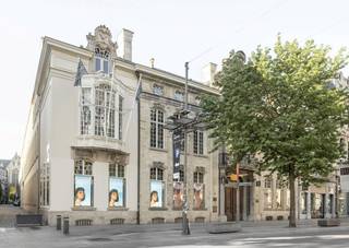 Op zoek naar een kantoorruimte met nét dat tikkeltje meer? Dan is deze parel in het hart van Antwerpen iets voor jou. Het Osterriethuis, een 18de-eeuws stadspaleis in volle rococopracht, werd volledig gerenoveerd en koppelt moeiteloos historische grandeur aan hedendaags comfort.<br /><br />Op de tweede verdieping wacht een kantoorruimte van ca. 925 m², ingericht volgens een ontwerp van niemand minder dan Raf Simons. Verwacht geen standaard white box: hier werk je tussen zichtbare houten balken, karaktervolle details en overvloedig daglicht. Stijlvol, sfeervol, inspirerend.<br /><br />Binnenkomen doe je groots (of discreet). Kies zelf hoe je je entree maakt: via de monumentale hoofdingang aan de Meir, of wat subtieler via de private toegang met lift aan Eikenstraat 11. Binnen variëren de plafondhoogtes van 1,90 m tot 3 m. <br /><br />De kantoorruimte is volledig instapklaar. Denk aan ingemaakte kasten, uitgeruste keukens en nette sanitaire voorzieningen.<br /><br />Op amper 10 meter ligt Q-Park ’t Stad, mét laadpalen en mogelijkheid tot parkeerabonnementen. Ook het openbaar vervoer scoort punten, met metro, tram en treinstation vlakbij.<br /><br />Geïnteresseerd? Alle prijsinformatie en financiële voorwaarden zijn beschikbaar op aanvraag.<br /><br />EPC-score: X