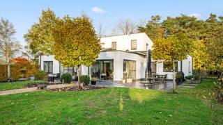 PUTTE - GRASHEIDE nabij grens Keerbergen. <br />Moderne villa op een mooi perceel van 58 are met mooie aangelegde tuin met o.a. fruitbomen en met een openluchtzwembad (verwarmd met warmtepomp, met verplaatsbare telescopische hoge overkapping, rolluik, douche en toilet), zeer grote terrassen en pergola in de tuin.<br />Ruime parking vooraan en ruime oprit naar bijgebouw en achtertuin.<br />Zuid-West georiënteerd. <br />Rustig gelegen in het groen en dichtbij buurtwinkels en basisschool.<br />Omvat: inkomhal, gastentoilet met wastafel, vestiaire, lichtrijke living met gashaard + orangerie-veranda, volledig ingerichte keuken 21m² met eethoek en handdoek droger, koele berging, wasplaats, inpandige garage met sectionale poort, bureel 14m², 4 slaapkamers (11,5m² - 11,2m² - 10,3m² - 6,4m² dressing of 4de slaapkamer), 2 bad-of douchekamers met toilet.<br />Bijgebouw-garage in tuin, hoog en met twee grote uitgangen en 1 poort in het midden om eventueel op te splitsen. <br />Moderne inrichting met overal zeer veel lichtinval. <br />Bouwjaar 2011 - zeer goede staat.<br />CV met aardgas hoogrendement condenserende verwarmingsketel - vloerverwarming op het gelijkvloers.<br />De villa is voorzien van 23m² zonnepanelen met een vermogen van 3.330 Wp. Ventilatiesysteem type D met warmterecuperatie.<br />EPC 111 kwh/m² - energielabel B - UC3734002RES1. Ki 1.809 euro.<br />De elektrische installatie is conform tot 2046.<br />Totale vloeroppervlakte: 247m² + bijgebouw-garage.<br />Stedenbouwkundige vastgoedinfo: vergunning uitgereikt - villa en tuin gelegen in woongebied met landelijk karakter en achtertuin in agrarisch gebied - verkavelingsvergunning - voorkooprecht ruimtelijke ordening - geen rechterlijke herstelmaatregel of bestuurlijke maatregel opgelegd.<br />Niet overstromingsgevoelig - gebouwscore A - perceelscore A.