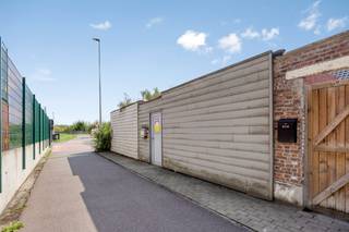 Ben je op zoek naar een woning die je volledig naar eigen smaak kan inrichten?<br />Dan is deze uitzonderlijk gelegen eigendom, vlak nabij de wandel- en fietsroute langsheen de Schelde in Burcht zeker het bekijken waard.<br /><br />Je komt de woning binnen via de inkomhal, die toegang geeft tot de leefruimte.<br />Aansluitend bevindt zich de open keuken.<br />Verder beschikt de woning over een badkamer met inloopdouche, lavabo en toilet.<br /><br />Op de eerste verdieping zijn er<strong> twee slaapkamers </strong>en een extra apart toilet aanwezig.<br />Praktisch is ook de berging/wasplaats, ideaal voor extra stockage en het plaatsen van wasmachine en droogkast.<br /><br />Buiten is er vooraan een terras te vinden en achteraan nog een gezellige koer.<br /><br />Bron bewoonbare oppervlakte: EPC-certificaat.<br />Renovatieverplichting residentiële gebouwen van toepassing.<br />https://www.vlaanderen.be/een-huis-of-appartement-kopen/renovatieverplichting-voor-residentiele-gebouwen<br /><br />De woning biedt een goede basis voor wie graag zelf de handen uit de mouwen steekt en de woning naar eigen smaak wil aanpassen.<br />Een interessante opportuniteit voor starters alsook voor investeerders.<br />Contacteer ons via 03/775.78.79 en plan je bezoek!<br />Ben je ook van plan jouw eigendom te verkopen? Maak een afspraak voor een gratis schatting, wij maken er samen een succesverhaal van!<br />