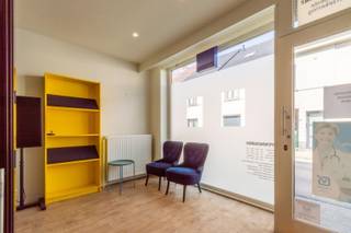 Een ruim (190m²) en strategisch gelegen pand (kantoor/handel + ruime woonst) met oa. 4 slaapkamers + zuidgerichte tuin. Gelegen nabij station...