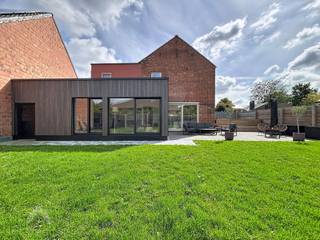 <p>Deze woning verwelkomt je meteen in een ruime leefruimte met zit- en eethoek, naadloos verbonden met de zeer ruime functionele keuken met berging en prachtig zicht op de tuin en het ingebouwde zwembad. Aansluitend vind je een polyvalente ruimte met een open, groene inkijk op de zonnige tuin. Buiten geniet je van een leuk terras, een onderhoudsvriendelijke tuin en een tuinberging die de tuin verbindt met de oprit.</p>
<p>Op het gelijkvloers is er bovendien een berging met wasplaats en een apart toilet. Op het verdiep bevinden zich drie ruime slaapkamers en een stijlvolle badkamer met inloopdouche, bad, dubbele lavabo en toilet. Via een zolderluik bereik je de grote bergzolder.</p>
<p>De oprit biedt plaats aan drie wagens, ideaal voor gezinnen of wie extra parkeerruimte zoekt. Een woning met ruimte, licht en een heerlijk buitengevoel.</p>
<p>Beschikbaar bij akte (voorzien op 15 december 2026)</p>
<p>Extra troeven</p>
<ul>
<li>22 zonnepanelen + batterij 10 kWh</li>
<li>oplaadpunt elektrische wagen</li>
<li>zonnescreens</li>
<li>waterpomp</li>
<li>nabij belangrijke invalswegen, scholen, winkels</li>
<li>vlakbij Hasselt - Genk</li>
</ul>
<p>Deze woning is te koop ZONDER makelaar via het concept van Smart Houses. Wenst u verdere inlichtingen of een bezoek? Contacteer rechtstreeks de eigenaar via 0460/95.78.85</p>