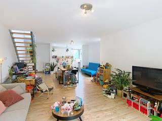 <p>Cet appartement prêt à emménager à louer à Malines bénéficie d'un emplacement privilégié à proximité du centre-ville tout en profitant d'un environnement verdoyant et paisible. Son agencement bien pensé, ses espaces lumineux et ses équipements pratiques en font un lieu de vie particulièrement agréable.</p><p></p><p>Dès l'entrée, vous découvrez un hall accueillant avec placard intégré, idéal pour le rangement du quotidien. Celui-ci mène vers un vaste séjour baigné de lumière naturelle offrant suffisamment d'espace pour aménager confortablement un salon et une salle à manger. La cuisine ouverte s'intègre harmonieusement à l'espace de vie et contribue à la sensation d'ouverture et de convivialité. Une buanderie attenante complète l'ensemble avec les raccordements prévus pour une machine à laver et un sèche-linge.</p><p></p><p>Depuis le séjour, vous accédez directement à une agréable terrasse où vous pourrez profiter des beaux jours en toute tranquillité.</p><p>L'appartement dispose de deux chambres confortables pouvant répondre à différents besoins, que ce soit comme chambres, bureau ou espace polyvalent. Le hall de nuit dessert une salle de bains spacieuse équipée d'une baignoire, d'une douche, d'un toilette et d'une double vasque. Un toilette séparé est également présent, apportant un confort supplémentaire au quotidien.</p><p></p><p>Au sous-sol, un local à vélos commun est mis à disposition des occupants. À l'arrière du bâtiment, vous bénéficiez également d'une possibilité de stationnement.</p><p>L'emplacement constitue un atout majeur. Vous profitez ici d'un cadre de vie calme et verdoyant tout en restant proche des commerces, des écoles, des transports en commun, des restaurants et du centre animé de Malines. Cette situation permet de combiner parfaitement tranquillité et accessibilité.</p><p></p><p>Vous recherchez un appartement avec 2 chambres, terrasse et situation centrale à Malines ? Contactez-nous pour obtenir davantage d'informations ou organiser une visite via www.living-stone.be! </p>