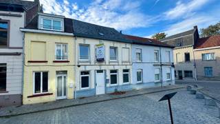 Gelegen in het charmante Geraardsbergen, biedt deze ruime woning een unieke kans voor diegenen die graag een eigen stempel willen drukken op...