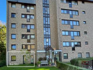 Instapklaar appartement van 46 m² met terras en parking, vlak bij Leuven<br />Op zoek naar een aangename woonplek met alle voorzieningen binnen handbereik? Dit charmante appartement in een goed onderhouden residentie met groene omgeving is dankzij de recente vernieuwingen meteen klaar voor zijn nieuwe bewoner.<br />Via de inkomhal met apart gastentoilet kom je in de open eet- en leefruimte, voorzien van een gloednieuwe keuken met inductiekookplaat, koelkast met vriesvakje en combi-microgolfoven. De muren werden pas geschilderd, wat zorgt voor een frisse en verzorgde uitstraling. Aansluitend bevindt zich het terras, waar je heerlijk kan genieten van een rustig moment in de buitenlucht.<br />Verder omvat het appartement één slaapkamer en een badkamer met douche. De aanwezige warmtepomp vormt een bijkomende troef op het vlak van wooncomfort.<br /><br />Ook de ligging is een pluspunt: je woont hier in een rustige buurt, omringd door groen, op korte afstand van winkels, scholen, sportfaciliteiten en openbaar vervoer. Het centrum van Leuven is bovendien vlot bereikbaar.<br />De belangrijkste troeven:<br />46 m² woonoppervlakte<br />Nieuwe keuken<br />Recent geschilderd<br />Verwarming via warmtepomp<br />Terras aansluitend op de leefruimte<br />Eén slaapkamer en badkamer met douche<br />Apart gastentoilet<br />Parkeergelegenheid voor het gebouw<br />Groene omgeving met Leuven vlakbij<br />Een uitstekende keuze voor een alleenstaande of een koppel dat op zoek is naar een praktisch ingericht appartement met hedendaags comfort en een vlotte bereikbaarheid.<br />EPC D<br />Onmiddellijk vrij.<br />Huur: €825/maand en €65 gemeenschappelijke kosten (hierin zit een voorschot op water inbegrepen)<br />Interesse? Contacteer ons gerust voor meer informatie of een bezoek ter plaatse! Verhuur @keytel.be