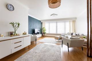 Bent u op zoek naar een betaalbaar instapklaar appartement met twee slaapkamers op een centrale locatie voor eigen gebruik of misschien toch als een ideale investering? Dan stellen wij graag dit appartement aan u voor, gelegen op de eerste verdieping van een verzorgd gebouw!<br /><br />Indeling<br />U betreedt het appartement via een ruime centrale inkomhal. Vooraan bevindt zich de woonkamer, waarlangs u terug in de hal komt. Vanuit de hal heeft u doorgang tot de gesloten keuken. De keuken heeft een kookplaat, dampkap en een dubbele spoelbak. Centraal aan de hal situeert zich de badkamer met ligbad en douchefunctie, enkele spoelbak met badkamermeubel. Tevens is hier aansluiting voor een wasmachine en/of droogkast. Er is een apart gastentoilet. Achteraan zijn er twee slaapkamers.<br />Op het gelijkvloers vindt u de bijhorende, privatieve kelderberging. Verder bevindt zich achter het gebouw een gemeenschappelijke koer.<br /><br />Ligging<br />Dit appartement is ideaal gelegen: nabij openbaar vervoer waarmee u binnen 20 minuten in het centrum van Antwerpen bent, en dicht bij de belangrijkste invalswegen. Vlakbij het Rivierenhof en het Ertbruggebos en winkels, supermarkten, bakkers, slagers, ... binnen handbereik. <br /><br />Het appartement is momenteel verhuurd aan een correcte huurder voor € 750/maand + € 250/maand vaste kosten.<br /><br />Pluspunten<br />- Energielabel B<br />- Dakisolatie aanwezig: 120mm PUR<br />- Lift in het gebouw <br />- Instapklaar en betaalbaar appartement<br /><br />Klinkt dit als een buitenkans die u niet kan wachten te grijpen? Bel dan snel naar One vastgoed via 03 360 85 30!