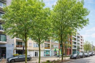 Bent u op zoek naar een commerciële ruimte op een toplocatie, waar zichtbaarheid centraal staat? Dan is dit handelspand van ca. 60 m² in de Nassaustraat precies wat u zoekt.<br /><br />Dit pand combineert een unieke ligging met vlot bereikbare in- en uitvalswegen. Op wandelafstand van het levendige Eilandje, het historische stadscentrum én op slechts vijf minuten van de Antwerpse Ring, is deze locatie ideaal voor ondernemers die zichtbaarheid én bereikbaarheid willen combineren.<br /><br />De ruimte biedt tal van mogelijkheden dankzij de functionele indeling en de aanwezigheid van een keuken en sanitair. Door het open en veelzijdige karakter leent het pand zich uitstekend voor uiteenlopende invullingen, zoals een winkel, kantoor, praktijkruimte of showroom.<br /><br />De straatgerichte ligging biedt maximale visibiliteit voor uw zaak; Hier passeert dagelijks zowel voetgangers- als autoverkeer.<br /><br />Huurprijs: €1.190/maand<br />Beschikbaarheid: onmiddellijk<br /><br />Interesse om dit pand te bezoeken?<br />Neem contact op met LISTED: 03 283 51 51.