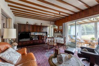 In het hart van Liedekerke vind je deze degelijke gezinswoning met 2(3) slaapkamers. Dankzij de centrale ligging woon je op wandelafstand van winkels, scholen en openbaar vervoer, wat het dagelijkse leven bijzonder gemakkelijk maakt.
De woning is solide gebouwd en biedt een functionele indeling met veel potentieel om volledig naar eigen smaak in te richten. De leefruimtes zijn aangenaam ruim en licht, ideaal om een warme thuis te creëren. Indeling: - gelijkvloers: inkomhal met een bureel-, praktijkruimte geschikt voor een kleine zelfstandige activiteit of indien nodig eventueel slaapkamer, toilet, leefruimte met aansluitend de veranda met zicht en toegang tot de zongerichte tuin, keuken(met toegang tot een overdekt terras) en garage. - verdieping: ruime overloop (met toegang tot de zolder via uitschuifbare trap) met mogelijkheid tot het plaatsen van een bureautje, badkamer en 2 slaapkamers(oorspronkelijk 3). Vanuit de garage is de kelder te bereiken.
Bovendien geniet je hier van een uitstekende bereikbaarheid: belangrijke invalswegen en openbaar vervoer zorgen voor een vlotte verbinding met de omliggende gemeenten en steden. Deze woning vormt dan ook de perfecte keuze voor wie comfortabel wil wonen in een levendige en goed ontsloten buurt.
Interesse? Neem gerust contact op voor meer informatie of een bezoek ter plaatse via affligem@immoaccenta.be