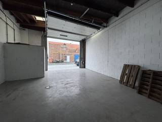 Zoekt u een hoogwaardige en veilige opslagruimte met uitstekende toegankelijkheid en basisvoorzieningen? Deze perfect onderhouden loods,...