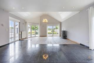 LANDELIJKE WONING MET DRIE SLAAPKAMERS EN WEIDE.Country living, zegt je dat iets? Wel, spits dan goed je oren, want de volgende woning heeft alle...
