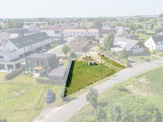 Op dit ruime villapercelenvan 676 m² krijg je alle vrijheid om jouw ideale thuis te realiseren. Dankzij de flexibele stedenbouwkundige voorschriften, met mogelijkheden voor één of twee bouwlagen en een vlak of hellend dak, ontwerp je een woning die perfect aansluit bij jouw woonwensen.
Hier bouw je geen standaardwoning, maar een thuis die volledig afgestemd is op jouw manier van leven. Samen met Hyboma werk je een woning op maat uit, in de stijl die bij jou past en met de vrijheid om een eigen architect te kiezen.
Dankzij de huidige energienormen en duurzame bouwtechnieken woon je comfortabel, toekomstgericht en energiezuinig.
In Roeselare woon je net buiten het centrum, in een aangename woonomgeving met alle dagelijkse voorzieningen binnen handbereik. Voor boodschappen, scholen, sportclubs en lokale handelaars hoef je nooit ver te rijden. Centrum Roeselare bereik je vlot in ongeveer 10 minuten fietsen.
Zie jij jezelf hier al wonen? Contacteer nieuwbouwadviseur Kristof voor meer informatie of maak een afspraak om de mogelijkheden van dit perceel te ontdekken.