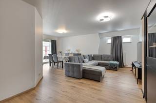 Appartement (99m²) met twee slaapkamers gelegen op de eerste verdieping van de residentie Helix. Het appartement is gelegen in de Joseph Bracopslaan, vlakbij de Westland Shopping Center. Het appartement beschikt over een mooie oppervlakte van 99m² en een aangenaam terras 7m² met zicht op de binnentuin.<br /><br />Het appartement is als volgt ingedeeld: <br />- lichtrijke woonkamer met toegang tot het terras van 7m²<br />- gesloten keuken voorzien van al het nodige comfort: oven, vaatwasmachine, kookvuur en dampkap<br />- twee slaapkamers 13m² en 11m²<br />- badkamer voorzien van ligbad en dubbele wastafel<br />- berging met aansluiting voor was -en droogmachine<br />- apart toilet<br />- kelder op -1 (KA10)<br />- mogelijkheid om een staanplaats op -1 aan te kopen voor 25.000 EUR<br /><br />Vraagprijs: 269.000 EUR + staanplaats 25.000 EUR (SA6); <br /><br />Het appartement beshcikt over een EPC-attest C waardoor het reeds voldoet aan de energetische normen voor Brussel (2033). <br /><br />Dankzij de ligging vlakbij Westland Shopping Center kan u terecht in talloze winkels, horecazaken en beschikt u daar en boven over een zeer vlotte verbinding met openbaar vervoer.<br /><br />Wenst u dit appartement te bezichtigen? Doe een aanvraag via www.dewaele.com of contacteer Danielle Kaluza 0491 27 21 88.