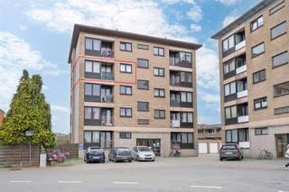 Appartement avec 3 chambres à coucher et garage à Sint-NiklaasVous êtes à la recherche d'un appartement spacieux et lumineux au cœur de Saint-Nicolas ? Ce bel appartement, situé dans la Peter Benoitstraat, offre tout le confort et l'espace dont vous avez besoin. Avec ses trois chambres à coucher, cet appartement est idéal pour les familles, les couples ou les investisseurs. L'espace de vie bénéficie de la lumière naturelle et est relié à une cuisine fonctionnelle. De plus, l'appartement dispose d'une salle de bain soignée, de toilettes séparées et de nombreux espaces de rangement.Le garage box est un atout supplémentaire, car il permet de se garer en toute sécurité et commodité. De plus, l'appartement est idéalement situé, à proximité des commerces, des écoles, des transports en commun et des principales voies d'accès.Pour plus d'informations ou une visite : britt@immodeprins.be ou appelez le 03/500 14 16