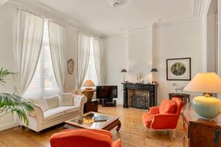 <p><strong>Statig herenhuis met praktijkruimte op toplocatie in Antwerpen</strong></p>
<p>Gelegen in de Anselmostraat, op een <strong>toplocatie in Antwerpen</strong>, bevindt dit karaktervolle herenhuis zich op wandelafstand van tal van winkels, horeca en culturele hotspots, met een uitstekende bereikbaarheid.</p>
<p>De <strong>imposante, statige gevel</strong> straalt klasse en authenticiteit uit en zet meteen de toon voor dit unieke eigendom.</p>
<p>Met een bewoonbare oppervlakte van ca. <strong>400 m²</strong> biedt dit herenhuis tal van mogelijkheden. Op het gelijkvloers bevindt zich een voormalige tandartspraktijk, ideaal voor een combinatie van wonen en werken of voor een vrij beroep.</p>
<p>De <strong>eerste verdieping</strong> omvat een lichtrijke leefruimte, keuken en eetkamer, aangevuld met een polyvalente ruimte achteraan en toegang tot het <strong>terras van 10 m²</strong>. Daarnaast is er een <strong>stadstuin van 17 m²</strong>.</p>
<p>Op de bovenverdiepingen bevinden zich <strong>3 slaapkamers</strong> en een <strong>ruime badkamer</strong>.</p>
<p>Extra troef: het pand is <strong>volledig onderkelderd en droog</strong>, ideaal voor stockage of bijkomende invulling.</p>
<p>Een veelzijdig en charmant herenhuis met tal van mogelijkheden op een uitstekende locatie!</p>