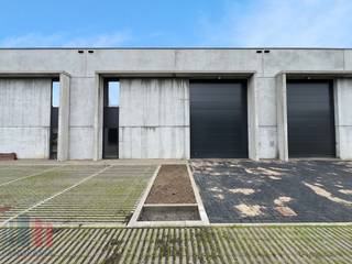 Fantastisch gelegen nieuwbouw KMO-unit, met zeer vlotte bereikbaarheid naar de E40. De opslagruimte heeft een oppervlakte van 222 m² en is uitgerust met één sectionale poort, lichtstraten met rookluik en sanitaire voorziening. De loods heeft daarnaast een vrije hoogte van 6 meter. Tevens zijn er 2 parkeerplaatsen voorzien en ruime manoeuvreerruimte.<br /><br />Deze casco unit bevindt zich op een strategische locatie, op slechts 2,5 km naar de E40 op- en afrit 19 Aalst. Deze locatie biedt vlotte verbindingen naar Gent, Brussel en omliggende regio’s.<br /><br />Heeft u interesse of wenst u graag meer details over dit aanbod? Neem contact op met Gill PANORAMA B2B voor meer info, plannen of een vrijblijvend plaatsbezoek via 09 219 90 30.