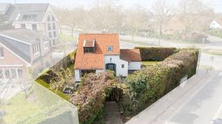 <p><u><strong>Te koop:</strong></u> karaktervolle open bebouwing in Wezembeek-Oppem, gelegen in de Jan Baptist De Keyzerstraat, op een ideale locatie nabij scholen, openbaar vervoer en invalswegen.<br /><br />Deze woning uit 1949 combineert authentieke elementen met een lichtrijke indeling. De ruime tuin van 310 m² biedt mogelijkheden voor ontspanning en buitenleven. Dankzij de centrale ligging in een residentiële woonkern geniet u van een rustige omgeving met alle voorzieningen binnen handbereik.<br /><br /><u><strong>Belangrijkste ruimtes:</strong></u><br />• Lichtrijke woonkamer met open haard en toegang tot de eetkamer<br />• Functionele keuken<br />• Twee slaapkamers<br />• Badkamer met ligbad, toilet en enkele spoelbak<br />• Bureelruimte<br />• Inkomhal met videofoon en ingemaakte kast<br />• Kelder met wasmachine-aansluiting, ketelruimte en inpandige garage<br />• Zolder bereikbaar via zolderluik<br />• Oostgerichte tuin met terras en tuinhuis<br /><br /><u><strong>Troeven:</strong></u><br />• Authentieke elementen die het karakter van de woning bewaren<br />• Ideale ligging nabij scholen, openbaar vervoer en invalswegen<br />• Lichtrijke woning met aangename indeling<br /><br />Meer informatie of een bezoek met Lynn Gorin? Contacteer ons via +3223351115<br />JOUW DROOMHUIS. ZO GEVONDEN!</p>