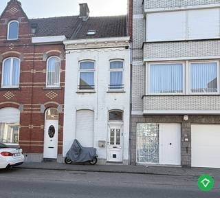 Deze woning is gelegen op een uiterst centrale ligging in centrum Roeselare, dit vlakbij het Geitepark. <br /><br />De indeling is als volgt: inkomhal - voorplaats - living - overdekte koer - keuken - twee bergingen achteraan - 2 volwaardige slaapkamers - badkamer met douche en wc en geïsoleerde zolder.<br /><br />Vrij vanaf 1/05/2026. Maximum 4 personen toegelaten. De woning beschikt over een conformiteitsattest. <br /><br />Bij interesse, gelieve enkel en alleen te reageren via het contactformulier. Wij contacteren u terug van zodra een bezoek mogelijk is.