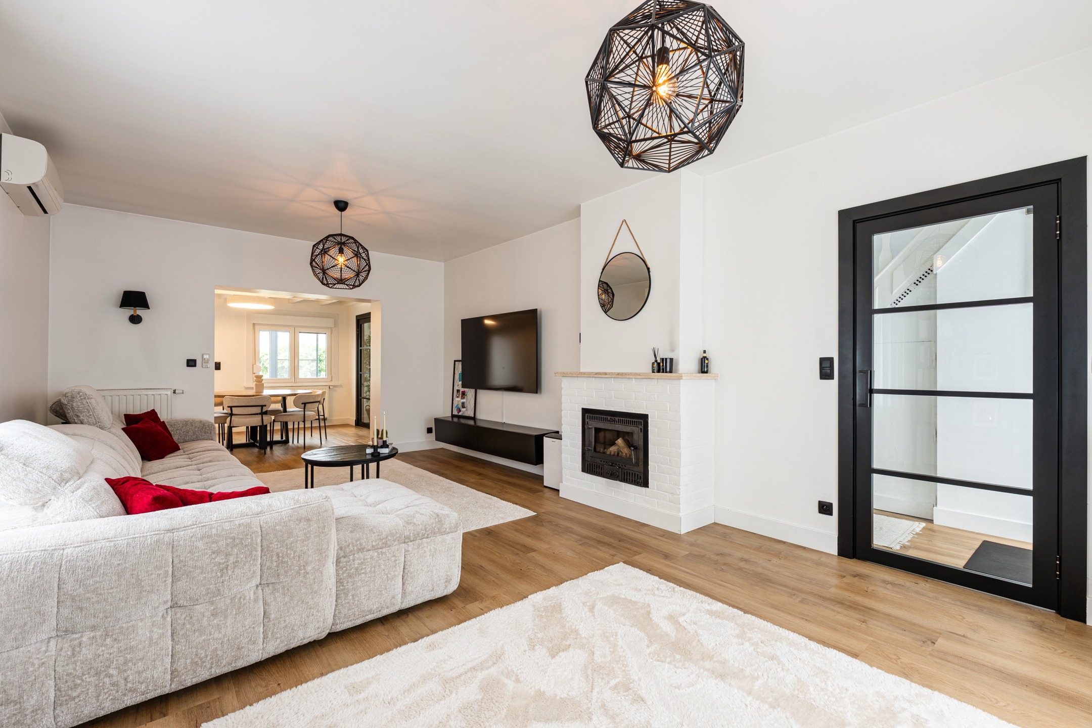 Ruime gezinswoning met 4 slaapkamers, garage en tuin. - foto 4