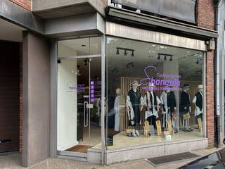 De Leopoldstraat in Antwerpen is een elegante en levendige straat die bekend staat om haar rijke geschiedenis, cultuur en stijlvolle uitstraling. Gelegen in het centrum van de stad, loopt de straat van het theaterdistrict tot aan het mode- en winkelgebied.<br />De straat biedt een gevarieerd aanbod aan boetieks, kunstgalerijen, antiekwinkels en gezellige cafés waardoor het een geliefde bestemming is voor zowel lokale bewoners als toeristen. <br />Deze instapklare winkel is +/- 89m² en heeft een kelder van +/-60m² + 2 autostaanplaatsen (verplicht aan te kopen), vlakbij "De Kampeerder", "Roche Bobois", "Scapa", "Ambiorix", "Botanic Sanctuary Antwerp Hotel" e.a.<br />Vrij van huurder.<br />Stedenbouw in aanvraag.