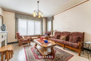 Voor meer info en foto’s, surf naar www.swevers.be – In een rustige omgeving in Borgloon vindt u deze degelijk gebouwde open bebouwing op een ruim perceel van 1.528 m² met een gunstige zuidwestelijke oriëntatie. De woning, gebouwd in 1964, beschikt over een bewoonbare oppervlakte van 165 m² en vormt dankzij de verzorgde staat een uitstekende basis om volledig naar eigen smaak op te frissen. Op het gelijkvloers bevinden zich een inkomhal, een lichtrijke woonkamer, een keuken, twee slaapkamers, een wasplaats, een apart gastentoilet en een uitzonderlijk ruime garage van 37 m², ideaal voor meerdere wagens, een hobbyruimte of werkplaats. Op de eerste verdieping zijn er twee volwaardige slaapkamers en een centraal gelegen badkamer. Daarnaast beschikt de woning over een zolderruimte en een kelder van 17 m² voor extra opslagruimte. De ruime tuin biedt volop mogelijkheden voor een terras, speelruimte, moestuin of groene ontspanningsplek. Dankzij de solide constructie en praktische indeling kan deze woning uitgroeien tot een eigentijdse gezinswoning. Ook de ligging is een pluspunt: openbaar vervoer bevindt zich op ongeveer 350 meter, scholen op 1 kilometer en winkels, restaurants, sport- en ontspanningsvoorzieningen op ongeveer 4 à 4,5 kilometer. De snelweg bereikt u op 11 kilometer, wat zorgt voor een vlotte verbinding met de omliggende steden. Voor meer informatie, bel 011 255 155. Bron bewoonbare oppervlakte: EPC – verslag. Dit pand is onderworpen aan de renovatieverplichting van de Vlaamse overheid voor residentiële gebouwen (behoudens bij sloop binnen 5 jaar na de aankoop). Consulteer voor meer informatie de website van het Vlaams Energie- en Klimaatagentschap via https://www.vlaanderen.be/een-huis-of-appartement-kopen/renovatieverplichting-voor-residentiele-gebouwen.