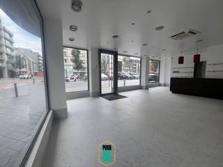 Recent vernieuwde handelsgelijkvloers met 55 m² winkel met fantastische hoeketalage (aan pleintje) + 30 m² stockage extra, en ook sanitair op kelderniveau Strategische hoekligging, temidden van het levendige centrum van Oostende. Met de vele passanten, bovendien goed zichtbaar, is dit aantrekkelijk. Ideale bestemming is kledingszaak of schoenenwinkel, de ruimte is hiernaartoe reeds ingericht, en de heel grote etalage zorgt ervoor dat uw koopwaar optimaal in de kijker staat. Maar ook als kantoor prima geschikt. Andere bestemmingen kunnen ook mits vergunning van Stad Oostende, en de uitbating mogen de uitstraling van dit gebouw niet negatief beïnvloeden. Vlot parkeren: nabij tal van mogelijkheden, beslist een troef voor uw klanten. De airconditioning en de automatische zonneluifels zorgen voor een aangenaam binnenklimaat. Info: thierry@puurvastgoed.be
