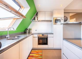 <strong>Sint-Idesbald – Residentie Noor | Uitzonderlijk appartement met karakter</strong><br /><br />Ontdek dit prachtige appartement op de derde verdieping van de stijlvolle Residentie Noor in het gegeerde Sint-Idesbald. Met zijn hoogstaande afwerking en zonnig terras biedt dit appartement een zeldzame combinatie van comfort, elegantie en levenskwaliteit aan de kust.<br /><br />Zodra u binnenstapt via de verzorgde inkomhall met ingebouwde vestiairekast, voelt u meteen de kwaliteit die dit appartement uitstraalt. De lichtrijke woonkamer nodigt uit om te ontspannen en opent zich naar een heerlijk zonnig terras met een mooi uitzicht — de ideale plek om tot rust te komen. De moderne open keuken is volledig uitgerust met alle toestellen en sluit naadloos aan op de leefruimte, perfect voor wie van koken én gezelligheid houdt.<br /><br />Het appartement beschikt over twee volwaardige slaapkamers. De masterkamer geniet van een ensuite badkamer met ingebouwde dubbele wastafel, douche en toilet. De tweede slaapkamer heeft eveneens een eigen douche en wastafel — ideaal voor gasten of familie. Een afzonderlijk toilet en een praktische berging met aansluiting voor wasmachine en droogkast vervolledigen het geheel.<br /><br />Doorheen het volledige appartement vindt u warme parketvloeren en individuele centrale verwarming op aardgas voor optimaal wooncomfort het hele jaar door.<br /><br />Een gemeenschappelijke fietsenberging is aanwezig in de residentie, en er is een unieke opportuniteit om een zeer ruime garage aan te kopen in de nabijgelegen residentie.<br /><br />Rustig gelegen, op wandelafstand van de zee en het bruisende commerciële centrum — dit is de kustdroom die u al lang koestert.<br /><br />Mis deze kans niet en plan uw bezoek vandaag nog!