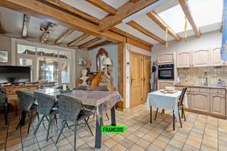 VANAFPRIJS - In Kortemark vinden we deze landelijke woning met maar liefst vijf slaapkamers terug. Alle voorzieningen zoals een bakker, slager, supermarkt, scholen en vrijetijdsfaciliteiten bevinden zich op minder dan drie kilometer afstand.<br /><br />Op het gelijkvloers kom je binnen via een ruime inkomhal die toegang biedt tot de volledig uitgeruste keuken voorzien van alle comfort. Aansluitend bevindt zich een gezellige leefruimte en haard.<br /><br />Daarnaast beschikt de woning over een aparte eetkamer én een tweede leefruimte, wat zorgt voor extra wooncomfort. Op het gelijkvloers is er bovendien een aparte slaapkamer, een technische ruimte en toegang tot de kelderverdieping.<br /><br />Op de bovenverdieping zijn er vier ruime slaapkamers en een grote zolderruimte met tal van mogelijkheden.<br /><br />Buiten geniet je van een prachtig aangelegde tuin met een bijgebouw – ideaal voor hobby of opslag.<br /><br />Deze woonst is uiterst geschikt om te gebruiken als kangoeroewoning. Ben jij op zoek naar een ruime woonst of kangoeroewoning? Contacteer ons dan snel en plan je bezoek in!<br /><br />Deze prijs is een instelprijs. Elk prijsvoorstel hoger of gelijk aan deze instelprijs wordt voorgelegd aan de verkoper(s) die dit al dan niet kan aanvaarden.<br /><br />