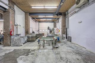 Magazijn/werkplaats/opslagruimte met kantoor gelegen te Mopertingen bij Bilzen, Maastrichterstraat 311.Deze bedrijfsunit combineert het allemaal: een...