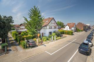 Karaktervolle halfopen bebouwing met 3 slaapkamers, een bruikbare vloeroppervlakte van 126 m² (volgens EPC), een perceel van 320 m², een aangename tuin en een private parkeerplaats. Gelegen in een rustige en gegeerde woonwijk in Halle, in een eenrichtingsstraat en op wandelafstand van het station, winkels en scholen. Dankzij het EPC-label D geldt geen renovatieverplichting. Zowel als gezinswoning als investering biedt deze eigendom een uitstekende opportuniteit.
De woning werd de voorbije jaren grondig gerenoveerd. In 2021 werd de zolder afgewerkt en een waterverzachter geplaatst. In 2022 werd het volledige dak vernieuwd, inclusief dakpannen, onderdak, dakgoten en de volledige dakafwerking. In 2024 werd de badkamer volledig vernieuwd met een ruime inloopdouche, een hoekbad met airmassage, LED-verlichting, designkranen en een designradiator. In datzelfde jaar werd ook de elektrische installatie conform verklaard, geldig tot 2049.
De woning beschikt over een aangename tuin en een private parkeerplaats.
De belangrijkste structurele renovaties zijn reeds uitgevoerd, waardoor de grote investeringen achter de rug zijn. Binnenin zijn nog een aantal afwerkingswerken en opfrissingen mogelijk, zodat u de woning volledig naar uw eigen smaak kunt inrichten.
Ook voor investeerders is dit een interessante opportuniteit. De woning is momenteel verhuurd aan € 1.200 per maand en levert onmiddellijk huuropbrengsten op. Wenst u de woning zelf te bewonen, dan kan de huurovereenkomst worden beëindigd voor eigen bewoning, mits naleving van de wettelijke opzeggingstermijn van zes maanden.