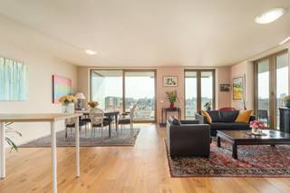 <p>Recent 2-slaapkamer appartement op Linkeroever met gigantisch terras en zicht op het Galgenweel.</p>

<p>Dit recent appartement op de 5de verdieping combineert comfortabel wonen met een uitstekende ligging op Linkeroever. De ruime leefruimte en het uitzonderlijk grote hoekterras zorgen voor veel lichtinval en een aangenaam open gevoel, met mooi zicht op het Galgenweel. Dankzij EPC A en een conforme elektrische keuring geniet je van een energiezuinige en zorgeloze woonervaring. Bovendien bevindt het appartement zich vlakbij winkels, openbaar vervoer en belangrijke invalswegen, ideaal voor wie vlot Antwerpen en de omgeving wil bereiken. De residentiële en groene omgeving maakt dit appartement extra aantrekkelijk.</p>

<p> </p>

<p>Belangrijkste ruimtes:<br />• Ruime woonkamer (50 m²) met veel lichtinval en toegang tot het terras<br />• Open keuken aansluitend op de leefruimte<br />• Twee slaapkamers van 11 m² en 9 m²<br />• Badkamer (7 m²)<br />• Apart toilet<br />• Inkomhal (15 m²)<br />• Berging (5 m²)<br />• Groot terras met open zicht op het Galgenweel<br />• Grote, droge kelderberging (8 m²) optioneel mee aan te kopen voor € 10.000<br />• Overdekte staanplaats van maar liefst 20 m² - optioneel mee aan te kopen voor € 30.000</p>

<p> </p>

<p>Troeven:<br />• Gigantisch hoekterras (50 m²) met prachtig zicht op het Galgenweel<br />• EPC A en conforme elektrische keuring<br />• Centrale ligging vlakbij winkels, openbaar vervoer en invalswegen</p>

<p> </p>

<p>Neem vandaag nog contact op met je ERA-makelaar voor een bezoek.</p>

<p>JOUW DROOMAPPARTEMENT. ZO GEVONDEN!</p>