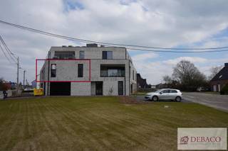 Energiezuinig nieuwbouwappartement met twee slaapkamers en overdekt terras te Herenhout. <br /><br />Dit appartement bestaat uit een inkomhal, open keuken, berging/wasplaats, woonkamer, gastentoilet, badkamer (voorzien van douche en dubbele wastafel), twee ruime slaapkamers, overdekt terras, kelderberging en ondergrondse garagebox. <br /><br />De huurprijs bedraagt 1.030 euro per maand. <br />Er zijn geen gemeenschappelijke kosten! Alle verbruik is individueel. <br /><br />Dit appartement is beschikbaar vanaf 1 april 2026.<br />De EPC-waarde bedraagt 13 kWh/m²jaar (Label A)<br /><br />Meer info vindt u op www.debaco.be of bel ons op 014/73.77.77 voor een bezoek ter plaatse!