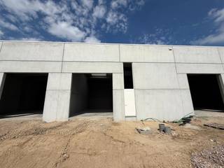 <p>Te huur: <strong>meerdere moderne industriële units</strong> gelegen in Kampenhout, op een professioneel en vlot bereikbaar bedrijventerrein, geschikt voor activiteiten zoals opslag, lichte productie, atelier, logistiek of KMO’s.</p>
<p>Elke unit beschikt over <strong>inbegrepen privatieve parkeerplaatsen</strong>, wat extra comfort biedt voor personeel en klanten. <strong>Meerdere units beschikbaar</strong>, afzonderlijk of gecombineerd te huren naargelang uw noden.</p>
<h4><strong>Omgeving & ligging</strong></h4>
<p>Het pand is gelegen langs de <strong>Mechelsesteenweg</strong>, een strategische verbindingsas tussen <strong>Mechelen en Brussel</strong>.<br />Voordelen van de ligging:</p>
<ul>
<li>
<p>Snelle aansluiting op de belangrijkste verkeersassen (E19, E40, N21)</p>
</li>
<li>
<p>Nabijheid van de economische knooppunten <strong>Mechelen, Zaventem en Brussel</strong></p>
</li>
<li>
<p>Overwegend <strong>industrieel en KMO-gericht gebied</strong>, dynamisch en in volle ontwikkeling</p>
</li>
<li>
<p>Goede zichtbaarheid en vlotte toegang voor vrachtwagens en bedrijfsvoertuigen</p>
</li>
</ul>
<p>Een <strong>ideale oplossing voor de vestiging of uitbreiding van uw onderneming</strong> in Vlaams-Brabant.</p>