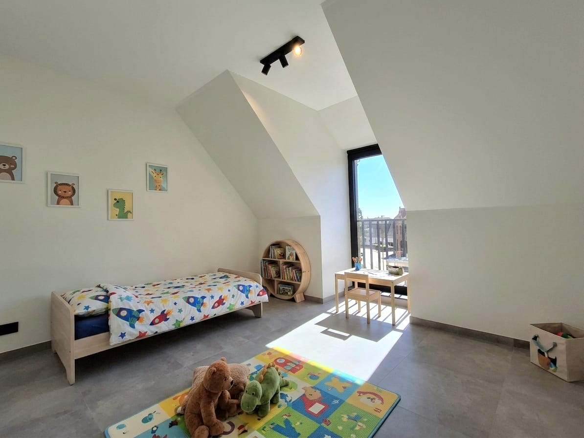RUIM NIEUWBOUW DUPLEXAPPARTEMENT MET 3 SLPKS | TERRAS EN AUTOSTAANPLAATS IN RUISELEDE - foto 4