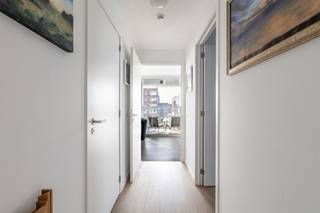 <strong>Huurprijs: 1.125 EUR per maand<br />+ 100 EUR per maand voor ondergrondse autostaanplaats en berging<br />+ 175 EUR per maand gemeenschappelijke kosten<br />Kosten plaatsbeschrijving zijn 50/50 te betalen door huurder en verhuurder<br />Huurwaarborg = 3 maanden huur<br />Beschikbaar: 01/06/2026<br /><br /></strong><strong>BEZOEK AANVRAGEN EN KANDIDAAT STELLEN VIA ONZE WEBSITE: www.deboerenpartners.be</strong><br />Indien u een bezoek wenst aan te vragen aan dit eigendom te huur, dan kan dit enkel via het aanvraagformulier op onze website. U zoekt het betreffende eigendom onder ons 'aanbod te huur', en klikt daarna bovenaan op 'bezoek inplannen'.<br />Daarna doorloopt u alle stappen en vult u de gevraagde gegevens in. Wij behandelen uw aanvraag binnen de 2 werkdagen en contacteren u daarna. Omwille van het grote aantal aanvragen, worden verzoeken via Immoweb, Immoscoop of Spotto niet behandeld.<br /><br /><span>Beschrijving van het appartement:<br /></span><br />Dit prachtige appartement in het hartje van Turnhout biedt een uitstekende woonervaring. Dit appartement van 111m² bevindt zich op de derde verdieping van de Turnova Toren. Het omvat een inkom met vestiaire, toilet, leefruimte met eetkamer op parket, open keuken (ingericht met combi-oven, koelkast met vriesvak, keramische kookplaat, vaatwasser en telescopische dampkamp met koolstoffilter), bijkeuken, 2 slaapkamers op parket, badkamer en een uniek terras van 17m² (westgericht).<br /><br />Tevens beschikt het appartement over een ondergrondse parkeerplaats (P477). <br />Daarnaast is er ook een private berging (B34).<br /><br /><span>Bijzonderheden:</span><br />- Lift aanwezig<br />- ondergrondse autostaanplaats en berging<br />- Centrale ligging nabij winkels, openbaar vervoer, scholen en station <br />- Energiezuinig appartement met energielabel A