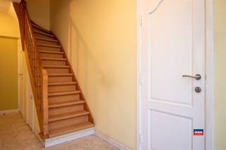 <p><span>HOBOKEN | TE RENOVEREN GEZINSWONING MET DRIE SLAAPKAMERS, ZOLDER, OPRIT, GARAGE EN TUIN OP EEN TOTALE GRONDOPPERVLAKTE VAN 237m² | </span></p><p><span>Indeling als volgt: gelijkvloers: voortuin - oprit voor twee wagens - inkomhal - toilet - leefruimte - open, deels geïnstalleerde keuken - veranda - bergplaats - garage - tuin.</span></p><p><span>Eerste verdieping: overloop/traphal - twee slaapkamers - kinder/bureaukamer - badkamer met ligbad/douche, toilet en lavabomeubel. </span></p><p><span>Grote niet-afgewerkte zolder, te bereiken via valluik (eventueel af te werken tot 1 of 2 extra slaapkamers). </span></p><p><span>Deze woning is gunstig gelegen in de nabijheid van park Sorghvliet, winkels, openbaar vervoer en scholen. </span></p><p><span>Opgelet! Voor deze woning geldt een renovatieverplichting (EPC E). </span></p>