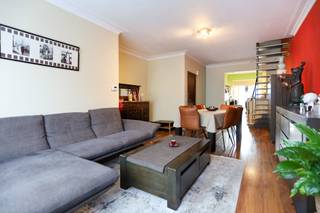 <p>In het centrum van Beveren bevindt zich deze instapklare duplex, gelegen in een kleinschalig gebouw zonder lift.<br /><br />Op de 1ste verdieping beschikt het appartement over een ruime en lichtrijke leefruimte met aansluitend een semi-open keuken en een zonnig terras. De 2de verdieping omvat een nachthal, een master bedroom, een 2de slaapkamer of bureau met terras, een badkamer met douche en een praktische wasberging.<br /><br />Daarnaast is er nog een garagebox die verplicht mee aan te kopen is aan €20.000.<br /><br />Het dak werd volledig vernieuwd in 2016 en de ramen werden vervangen in 2015.<br /><br />Als extra troef zijn de maandelijkse kosten van €20 bijzonder laag.<br /><br />Dit appartement is bovendien ook uitermate geschikt als investering.<br /><br />Wij leiden je graag rond!</p>