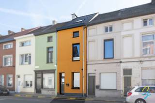 À VENDRE À GAND<br /><br />Cette maison unique, économe en énergie et prête à emménager (PEB A) allie caractère, confort et technologies modernes. Grâce à ses finitions de qualité, au chauffage au sol et à la lumière abondante, vous profiterez ici d'un cadre de vie moderne et chaleureux.<br /><br />Dès l'entrée, on remarque immédiatement le hall d'entrée soigné, doté de placards intégrés et d'un débarras pratique. La maison est dotée d'un sol en béton coulé avec chauffage au sol, ce qui lui confère un aspect épuré et intemporel.<br /><br />L'agréable espace de vie avec cuisine ouverte constitue le cœur de la maison. La cuisine, avec son îlot, sa verrière et sa table fixe, baigne de lumière et donne un accès direct à la terrasse ensoleillée en bois dur tropical et au jardin aménagé orienté sud d'environ 50 m² – un endroit idéal pour se détendre.<br /><br />Au premier étage se trouvent une chambre spacieuse et une salle de bains luxueuse avec douche à l'italienne, baignoire îlot et meuble-lavabo double.<br /><br />Le deuxième étage a été entièrement ouvert et sert actuellement de chambre principale avec dressing, espace loisirs et mezzanine.<br /><br />Atouts supplémentaires :<br /><br />Économe en énergie (EPC A)<br /><br />Cave<br /><br />Domotique<br /><br />Nombreux éléments sur mesure et équipements de qualité<br /><br />Sol en béton polyuréthane avec chauffage au sol<br /><br />Jardin aménagé avec fleurs et arbustes fruitiers<br /><br />Visite possible le dimanche 29/03 sur rendez-vous.<br /><br />Prise de rendez-vous via :<br />📧 simon@cornelis-goeman.be<br /><br />📞 0478 20 67 74<br />🌐 ou via le lien sur www.cornelis-goeman.be