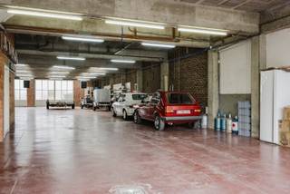 Op zoek naar een uitzonderlijke eigendom waar wonen, werken en ruimte perfect kunnen worden gecombineerd? Langs de Brugsesteenweg in Kuurne bieden we twee veelzijdige panden samen aan, goed voor een bijzonder ruim geheel met tal van mogelijkheden voor ondernemers, zelfstandigen, investeerders of wie wonen en werken wil combineren.<br /><br />De twee eigendommen beschikken samen over maar liefst 466 m² aan polyvalente ruimtes, aangevuld met ruime woonmogelijkheden, buitenruimte en parkeergelegenheid.<br /><br />Het eerste pand omvat een ruime gelijkvloerse ruimte van 175 m² met een poorthoogte van maar liefst 3,70 meter. Deze ruimte kan perfect dienstdoen als garage, magazijn, opslagruimte, atelier, hobbyruimte of zelfs als locatie voor het organiseren van groepslessen. De ruime oprit zorgt voor een vlotte toegankelijkheid en biedt parkeergelegenheid voor meerdere voertuigen.<br /><br />Boven deze ruimte bevindt zich een verzorgd appartement van maar liefst 150 m², bereikbaar via een afzonderlijke ingang. De gezellige leefruimte beschikt over een haard en sluit aan op de vernieuwde, volledig uitgeruste keuken. Verder zijn er drie slaapkamers: een ruime hoofdslaapkamer en twee aansluitende kamers die dankzij een schuifdeur van elkaar kunnen worden gescheiden. Daarnaast zijn er een badkamer, afzonderlijk toilet en praktische berging.<br /><br />Een absolute troef is de veranda met aansluitend een bijzonder ruim dakterras van maar liefst 75 m². Een heerlijke buitenruimte om te ontspannen of gezellig te tafelen. Achteraan bevindt zich bovendien een ruime tuinzone met heel wat mogelijkheden, onder meer voor wie graag dieren houdt of extra buitenruimte wenst. Twee airco-installaties zorgen voor extra comfort tijdens warme zomerdagen.<br /><br />Het tweede pand beschikt over een nog grotere gelijkvloerse polyvalente ruimte van maar liefst 291 m², met een poorthoogte van 2,95 meter. Ook hier zijn de mogelijkheden bijzonder uitgebreid: garage, magazijn, opslagruimte, atelier, hobbyruimte of een ruimte voor een eigen activiteit of groepslessen. De ruime oprit zorgt opnieuw voor een vlotte toegankelijkheid en extra parkeermogelijkheden.<br />Via een authentieke inkomhal met karaktervolle trap bereik je de bovenliggende woonst van 171 m². De ruime nachthal vormt het centrale vertrekpunt en geeft toegang tot alle vertrekken. Er is een aparte keuken, een lichtrijke leefruimte met balkon, twee ruime slaapkamers, een badkamer en een veranda met aansluitende berging. De woonst biedt een aangename basis om er meteen comfortabel te wonen.<br /><br />De combinatie van beide panden creëert een bijzonder ruim geheel met twee afzonderlijke woongelegenheden en een totale polyvalente oppervlakte van 466 m². Hierdoor zijn er tal van mogelijkheden voor wie wonen en werken wil combineren, meerdere activiteiten wil huisvesten, extra opslagruimte nodig heeft of op zoek is naar een interessante investering.<br /><br />Ook de ligging is een belangrijke troef. De eigendommen bevinden zich langs de Brugsesteenweg in Kuurne, met een vlotte verbinding naar de R8. Zowel Kuurne, Kortrijk als de omliggende gemeenten zijn hierdoor uitstekend bereikbaar. De commerciële ligging maakt het geheel bovendien interessant voor verschillende professionele activiteiten.<br /><br />De panden bevinden zich in een zone met gemengde bestemming, waar onder meer wonen, diensten, kantoren, stapelplaatsen en handelsactiviteiten mogelijk zijn. Autohandel en een supermarkt zijn niet toegelaten.