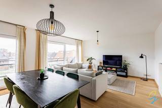 TE KOOP in GENTBRUGGEDit ruime duplexappartement verwelkomt u met een aangename en lichtrijke leefruimte met gepolierd parket, die naadloos overgaat...