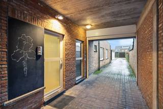 Dit verzorgde pand bevindt zich dichtbij het centrum van Zele.Het pand omvat een praktijkruimte, kantoor, keuken, sanitair, berging en 3 private...