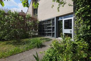 <p>Sommige huizen hebben niet alleen muren, maar ook herinneringen.<br />En dit huis gelegen in de Prieelstraat te Wilrijk, is er zo eentje.</p>
<p>We bevinden ons op de grens van Den Brandt en Elsdonk. Residentieel, groen en gegeerd. En toch sta je in geen tijd in Antwerpen centrum.<br /><br />Binnenkomen doe je via een charmante entrée met een verrassende groene touch: een ingewerkte plantenhoek die meteen sfeer zet.<br />De lange hal met ingemaakte kasten (lees: nooit meer plaats tekort!) leidt je verder langs het gastentoilet en de trap naar boven.<br />En ja… die glas-in-loodramen? Die stelen zonder pardon de show.<br /><br />De leefruimte is open en aangenaam licht. Aan de ene kant een gezellige zithoek, aan de andere kant de eetkamer die naadloos overgaat in de leefkeuken. Deze is ruim, praktisch en perfect voor alles van snelle ontbijtjes tot uitgebreide diners. Aansluitend vind je nog een bureauruimte, ideaal voor thuiswerk, aparte speelhoek of een rustige leesplek.<br /><br />En dan buiten een volledig aangelegde tuin rondom de woning. Groen, privé en klaar voor lange zomeravonden.<br /><br />Boven wachten maar liefst vijf volwaardige slaapkamers. Ruimte genoeg voor een groot gezin, de lang gedroomde dressing of eventuele hobby's. De badkamer is royaal en uitgerust met een bad, douche, dubbele lavabo en een toiletje. En de aparte wasruimte zorgt ervoor dat alles netjes op z’n plek blijft.<br />Er is ook een ruime zolder, een garage met oprit en zonnepanelen. <br /><br />Dit is echt een huis waar generaties zich thuis voelden.<br />En misschien binnenkort… jij ook.</p>
<p><span><span>Troeven:</span><span><br /></span><span>- Villa op hoekperceel</span><span><br /></span><span>- Toplocatie tussen Den Brandt &amp; Elsdonk</span><span><br /></span><span>- 5 kamers</span><span><br /></span><span>- Mooie, ruime keuken</span><span><br /></span><span>- Ingemaakte kasten</span><span><br /></span><span>- Grote kelder &amp; zolder</span><span><br /></span><span>- Zonnepanelen</span><span><br /></span><span>- Ketel 2020</span><span><br /></span><span>- EPC C</span><span><br /></span><span>- Rolluiken &amp; vliegenramen</span><span><br /></span><span><br /></span><span>Wg, Gvg, Gvkr, Gmo, Gvv – geen overstromingsgevoelig gebie</span><span>d</span></span></p>