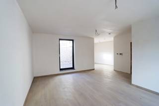 Ben je op zoek naar een instapklaar en energiezuinig appartement met twee ruime slaapkamers op de eerste verdieping, centraal gelegen en toch rustig gesitueerd? Dan is appartement B1.1 in Residentie Prinsenhof precies wat je zoekt! Dankzij de uitstekende ligging, de hoogwaardige afwerking en de vele troeven op vlak van comfort en energie biedt dit appartement alles wat je nodig hebt.<br /><br />Het appartement is gelegen in Residentie Prinsenhof, centraal aan het Kolonel Aertsplein, op wandelafstand van winkels, terrasjes en supermarkten. Dankzij het uitgebreide fietsnetwerk en het openbaar vervoer in de buurt is ook Maastricht op amper 10 minuten bereikbaar. Parkeren kan in de ondergrondse parkeergarage, bereikbaar via lift, met daarnaast een beveiligde fietsenstalling.<br /><br />INDELING<br />Eerste verdieping:<br />- Inkomhal<br />- Open woonkamer/keuken<br />- 2 slaapkamers<br />- Badkamer<br />- Apart toilet<br />- Berging<br />- Terras<br /><br />Kelder:<br />- Verplichte aankoop van een autostandplaats en kelderberging in de ondergrondse parkeergarage<br /><br />TROEVEN<br />+ Zeer stille en energiezuinige warmtepomp met ingebouwde boiler<br />+ Zonnepanelen op de platte daken<br />+ Ventilatiesysteem D met warmterecuperatie<br />+ Gunstige regeling onroerende voorheffing dankzij de hoge energiezuinigheid<br />+ ACTIE: € 5.000 korting op een autostandplaats!<br /><br />PRIJSOVERZICHT<br />Prijsberekening 6% btw (onder voorwaarden)<br />Totaal netto: € 299.000,00<br />+ 6% btw: € 17.940,00<br />Totaal incl. btw: € 316.940,00<br />Kelderberging: € 4.000,00 netto + 6% btw = € 4.240,00<br />Autostandplaats: € 29.531,00 netto + 6% btw = € 31.302,86<br />TOTAAL: € 352.482,86*<br /><br />Prijsberekening 21% btw<br />Totaal netto: € 299.000,00<br />+ 21% btw: € 62.790,00<br />Totaal incl. btw: € 361.790,00<br />Kelderberging: € 4.000,00 netto + 21% btw = € 4.840,00<br />Autostandplaats: € 29.531,00 netto + 21% btw = € 35.732,51<br />TOTAAL: € 402.362,51*<br /><br />*De algemene totaalprijzen zijn exclusief notariskosten, erelonen, kosten nutsvoorzieningen en kosten basisakte.<br /><br />Wil je dit appartement graag bezichtigen of wens je meer informatie? Contacteer ons en we helpen je dichtblij verder!