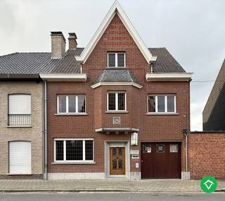 Deze woning is gelegen op een zeer strategische ligging in centrum Roeselare. Alles is gelegen in de korte nabijheid van de woning: de Colruyt,...