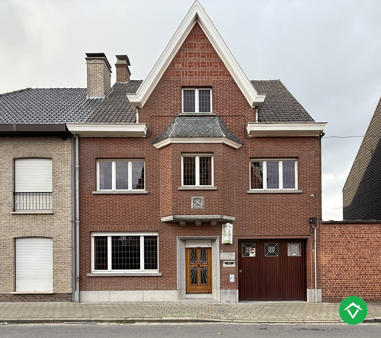 Karaktervolle, stevige woning met 4 slaapkamers, tuin en garage in centrum Roeselare - foto 1